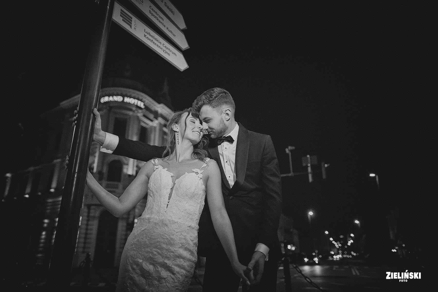 Sesja ślubna wieczorem w Lublinie - przytulona zakochana Para Młoda