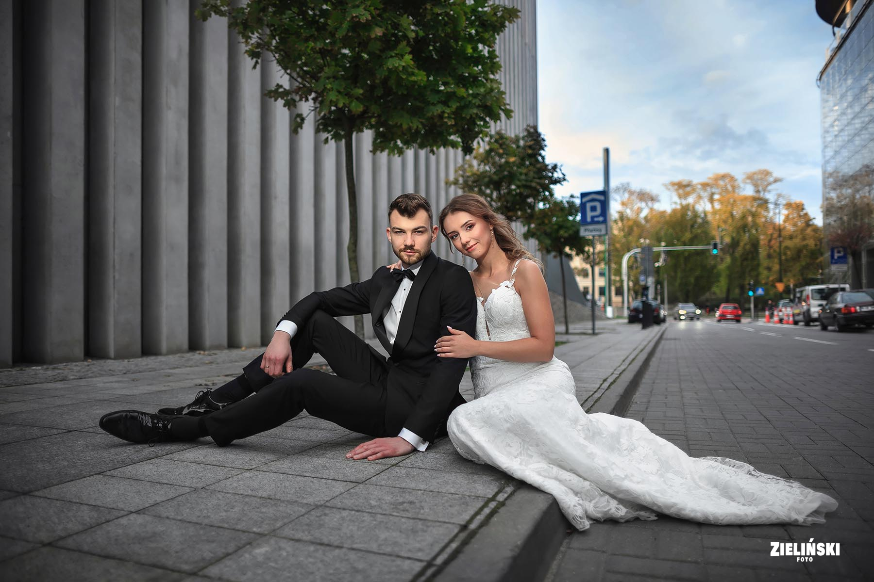 Sesja ślubna na ulicy w Lublinie - emocje spojrzenia