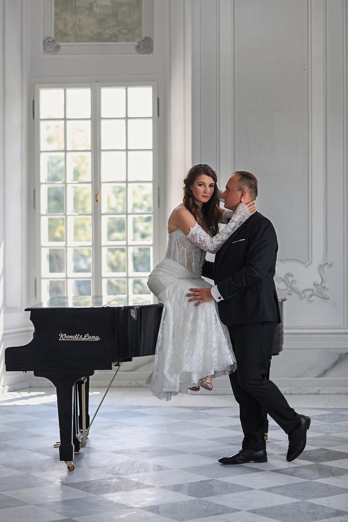 Elegancka sesja ślubna pary młodej we wnętrzu Pałacu Popielów w Kurozwękach
