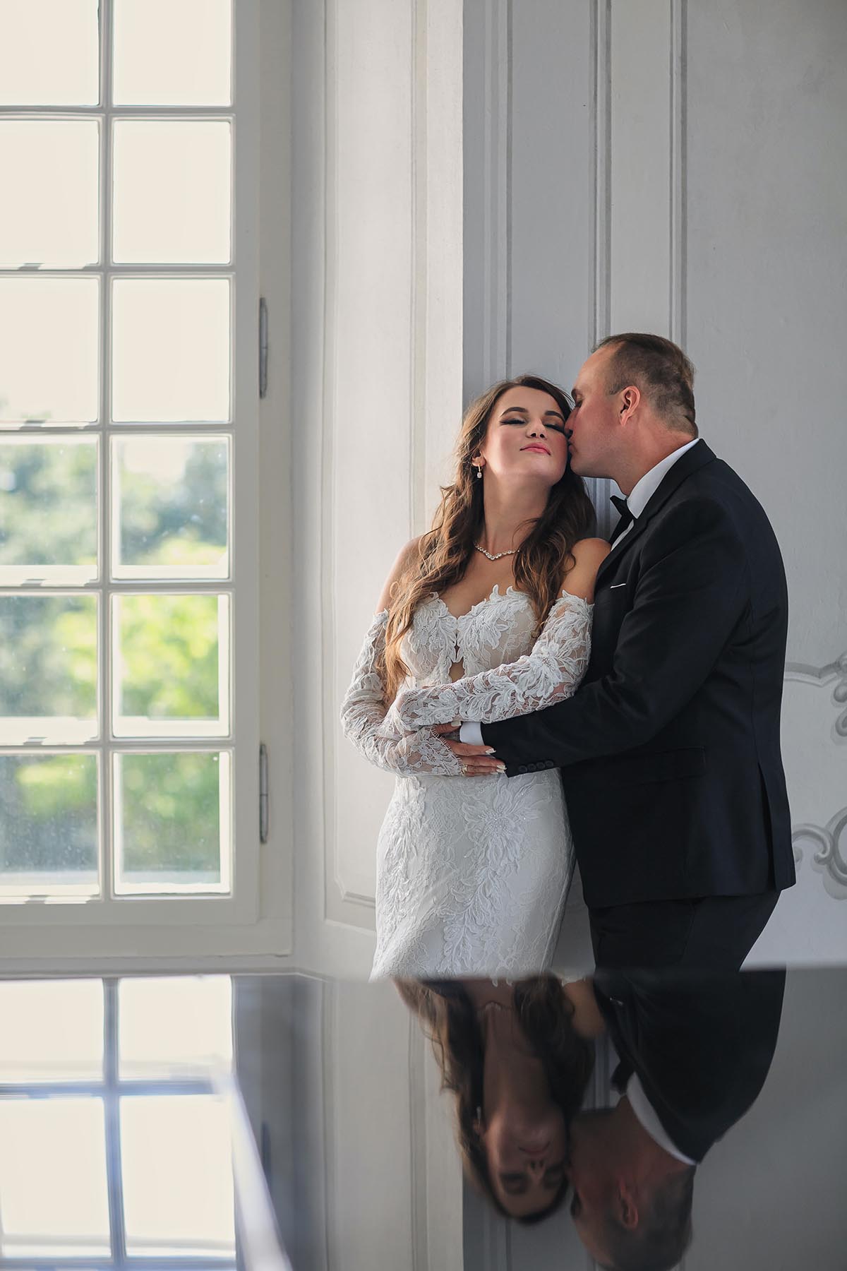 Romantyczny portret pary młodej w głównej sali Pałacu Popielów