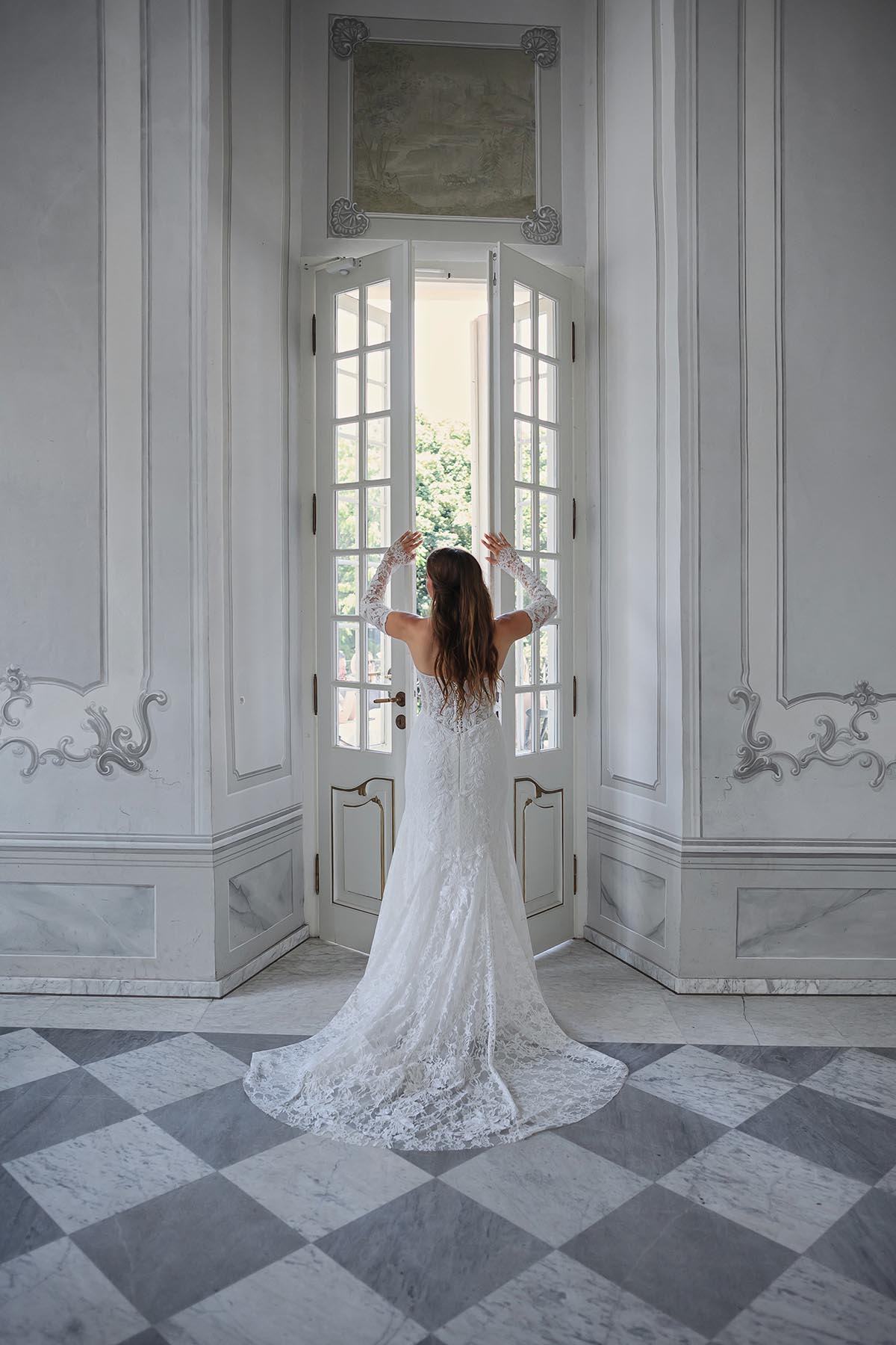 Para młoda podczas eleganckiej sesji fotograficznej w Pałacu Popielów