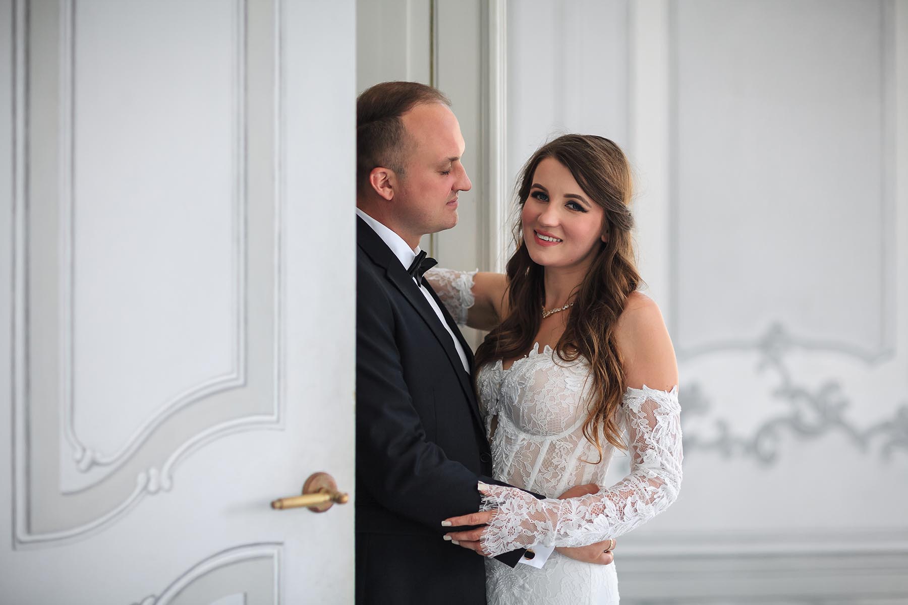 Para młoda we wnętrzach Pałacu Popielów w Kurozwękach