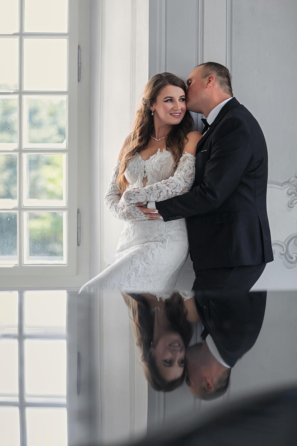 Elegancki kadr z sesji ślubnej w Pałacu Popielów
